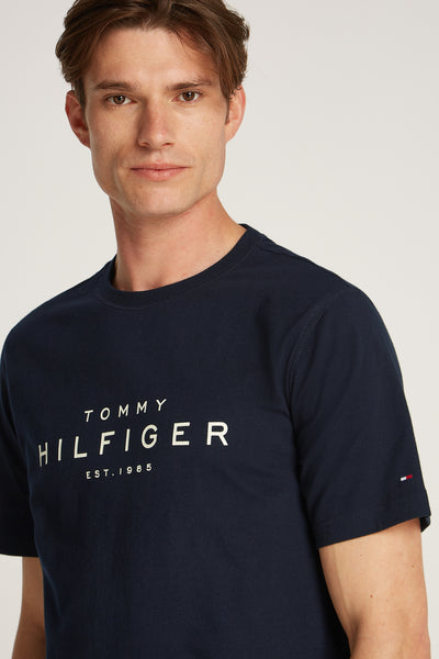 Blauw T-shirt met korte mouwen van TOMMY HILFIGER, met merklogo op de voorkant en geborduurde vlag op de mouw.