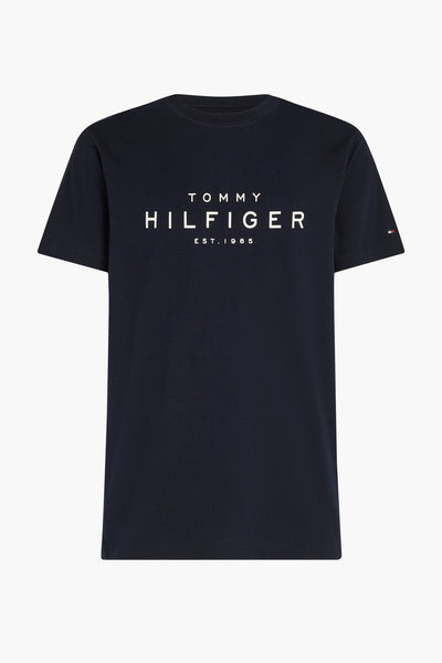 Marineblauwe T-shirt met korte mouwen van Tommy Hilfiger, met wit logo op de voorkant en kleine vlag op de mouw.