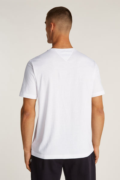 T-shirt blanc à manches courtes de TOMMY HILFIGER, vu de dos, porté avec un pantalon sombre.