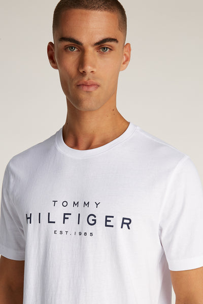 Wit T-shirt met korte mouwen van Tommy Hilfiger met opdruk op de voorkant.