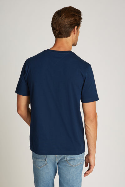 T-shirt à manches courtes bleu de TOMMY HILFIGER, vu de dos, porté avec un jean délavé.