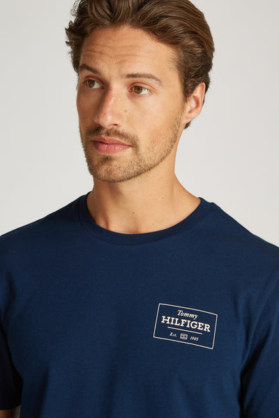 T-shirt bleu à manches courtes de Tommy Hilfiger avec un logo imprimé sur la poitrine.