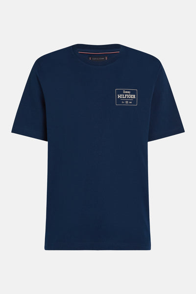 T-shirt à manches courtes bleu marine de Tommy Hilfiger avec un logo carré sur la poitrine.