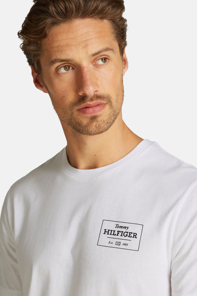 Wit T-shirt met korte mouwen van TOMMY HILFIGER met logo opdruk aan de voorkant.