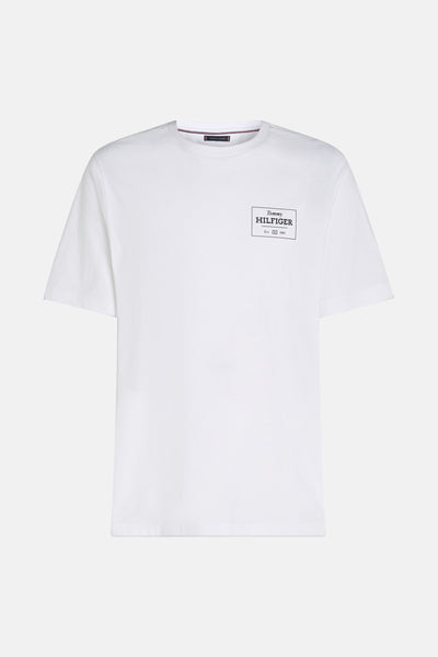 Wit T-shirt met korte mouwen van TOMMY HILFIGER met een logo in een kader op de borst.