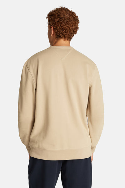 Sweat-shirt beige de TOMMY HILFIGER, vue de dos, porté avec un pantalon marine.