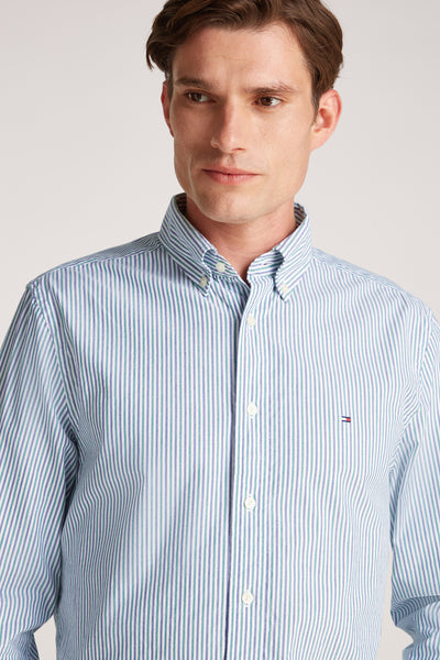 Groen gestreept overhemd met lange mouwen van Tommy Hilfiger, met een button-down kraag en discreet logo op de borst.