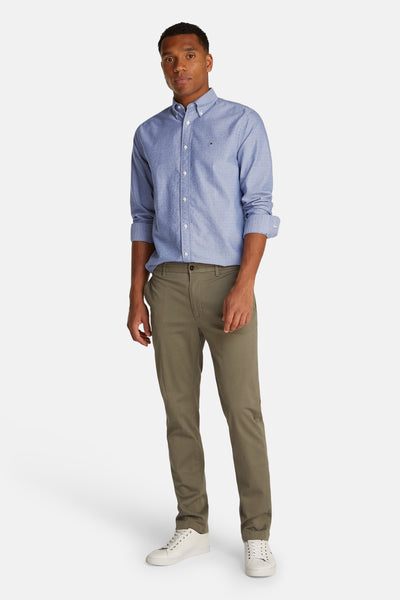 Chemise à manches longues bleue de TOMMY HILFIGER, avec un motif subtil et des boutons blancs.