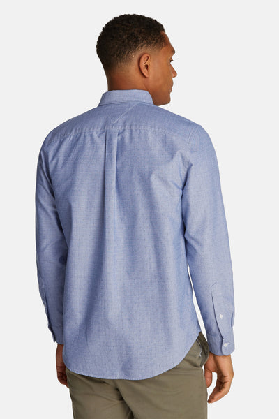 Chemise à manches longues bleue de TOMMY HILFIGER, avec motif discret, coupe classique et détails plissés au dos.