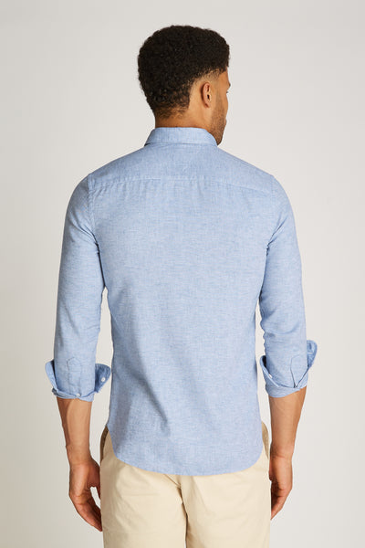 Chemise à manches longues bleue de TOMMY HILFIGER, vue de dos, avec des manches retroussées.
