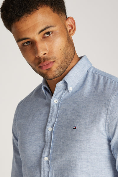 Blauwe blouse met lange mouwen van TOMMY HILFIGER, van linnen met een klassieke pasvorm en discreet logo op de borst.