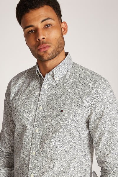Chemise à manches longues écru de TOMMY HILFIGER avec un motif floral délicat et une coupe classique.