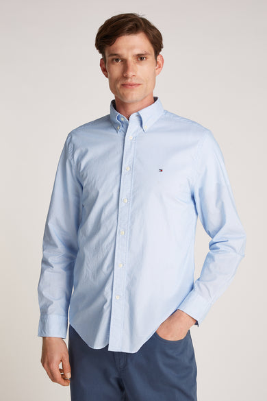 Chemise bleu à manches longues de TOMMY HILFIGER, motif discret, avec un pantalon bleu marine.