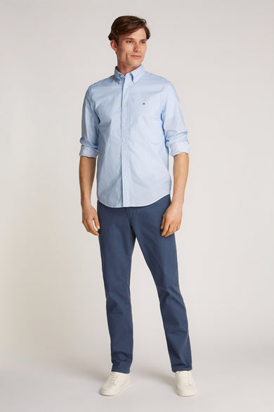 Chemise à manches longues bleue de TOMMY HILFIGER, avec motif subtil et pantalon bleu marine.