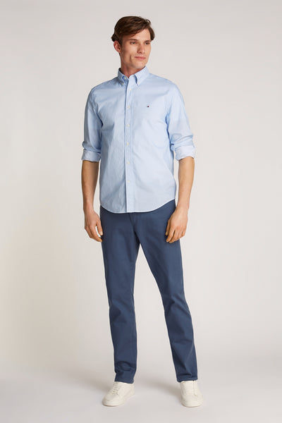 Chemise à manches longues bleue de TOMMY HILFIGER, avec motif subtil et pantalon bleu marine.