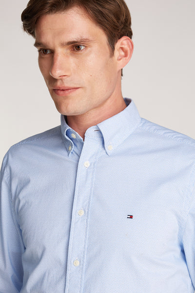Chemise à manches longues bleu, par TOMMY HILFIGER, avec un motif texturé et le logo sur la poitrine.