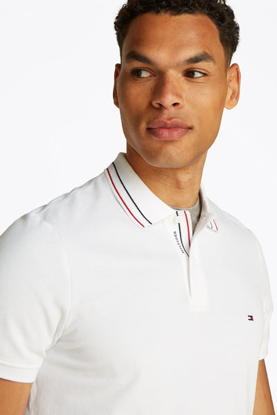 Polo blanc à manches courtes de TOMMY HILFIGER, col tricolore et logo brodé.