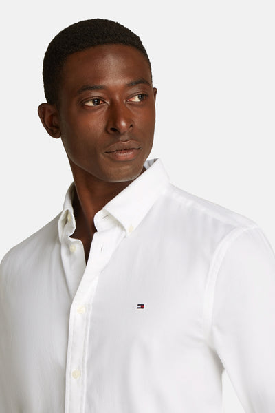 Wit overhemd met lange mouwen van TOMMY HILFIGER met geborduurd logo op de borst.