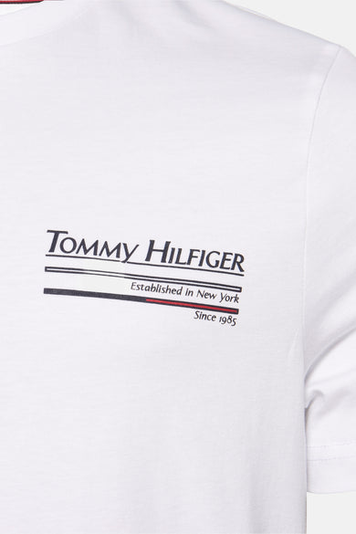 Wit T-shirt met korte mouwen van TOMMY HILFIGER, met een opdruk van het logo "Tommy Hilfiger Established in New York Since 1985".