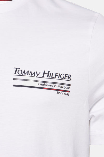 Wit T-shirt met korte mouwen van TOMMY HILFIGER, met een opdruk van het logo "Tommy Hilfiger Established in New York Since 1985".