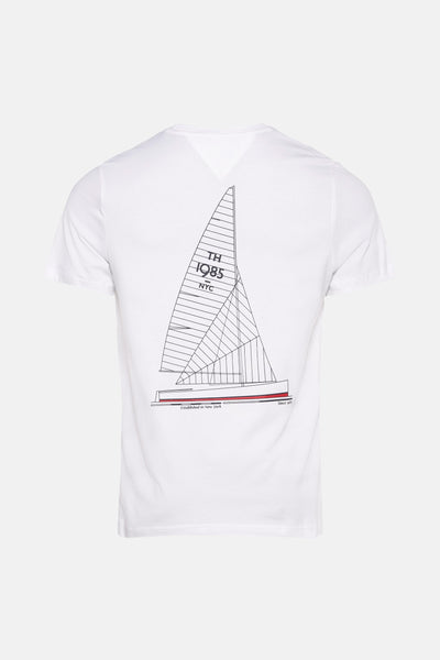 T-shirt blanc à manches courtes de TOMMY HILFIGER, avec motif de voilier au dos.