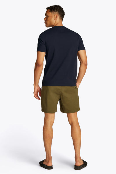 Blauwe T-shirt met korte mouwen van TOMMY HILFIGER, gedragen met een olijfgroene korte broek en zwarte sandalen, achtergezicht.