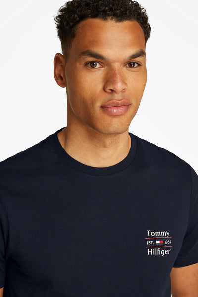 Blauw T-shirt met korte mouwen van TOMMY HILFIGER met discreet logo op de voorkant.