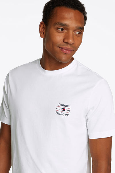Wit T-shirt met korte mouwen van Tommy Hilfiger, met het merklogo op de borst gedrukt.