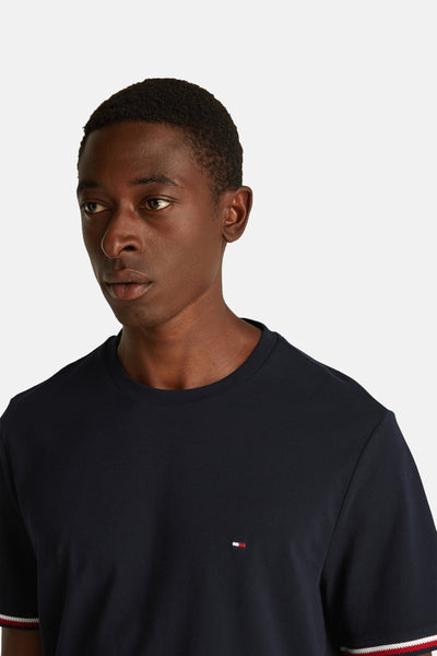 Donkerblauwe T-shirt met korte mouwen van Tommy Hilfiger, met geborduurd logo en gestreepte afwerkingen.