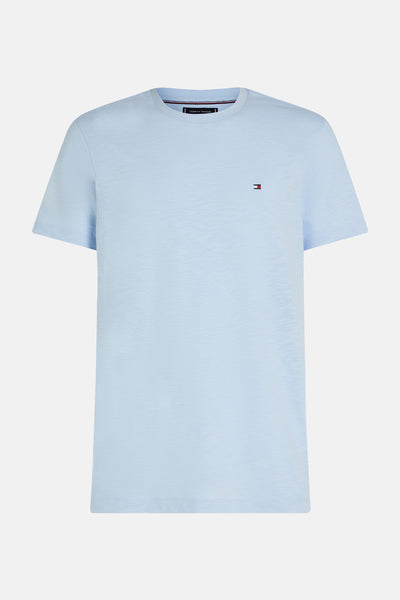 T-shirt à manches courtes bleu clair de Tommy Hilfiger, avec logo sur la poitrine.