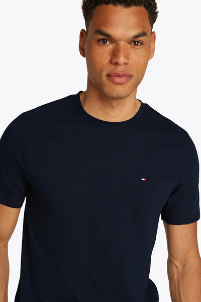 T-shirt bleu foncé à manches courtes de TOMMY HILFIGER, avec un petit logo sur la poitrine.