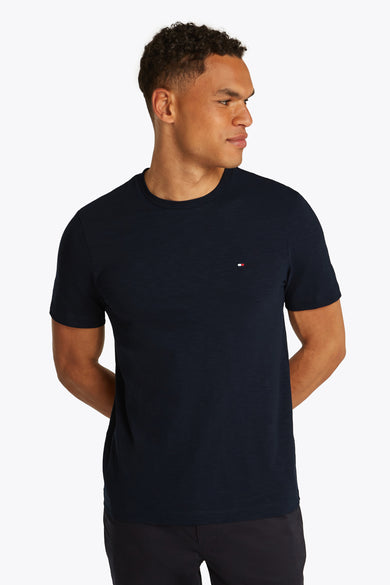 Donkerblauwe T-shirt met korte mouwen van TOMMY HILFIGER, effen met een klein logo op de borst.