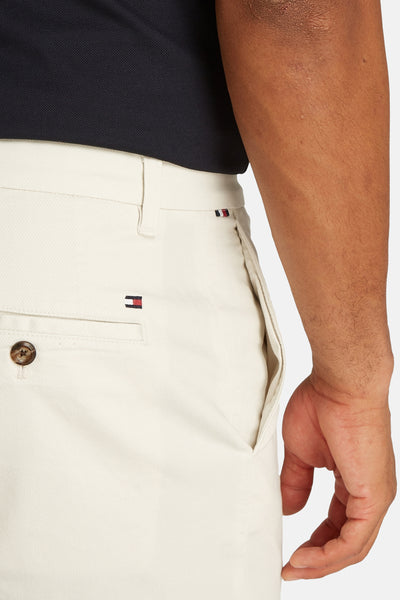 Short écru en coton mélangé de Tommy Hilfiger, avec poche arrière boutonnée et logo discret.