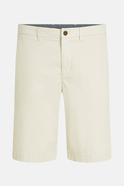 Short écru de TOMMY HILFIGER, avec bouton et passants de ceinture visibles.