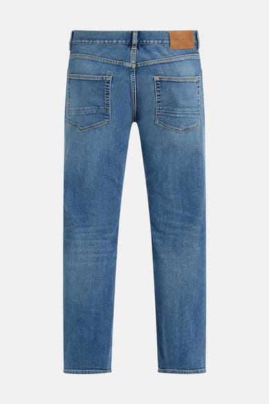 Rechte lichtblauwe spijkerbroek van Tommy Hilfiger, met opgestikte achterzakken en een leren etiket op de taille.