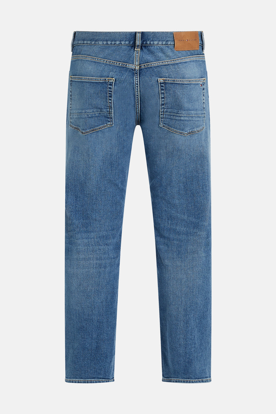 Rechte lichtblauwe spijkerbroek van Tommy Hilfiger, met opgestikte achterzakken en een leren etiket op de taille.