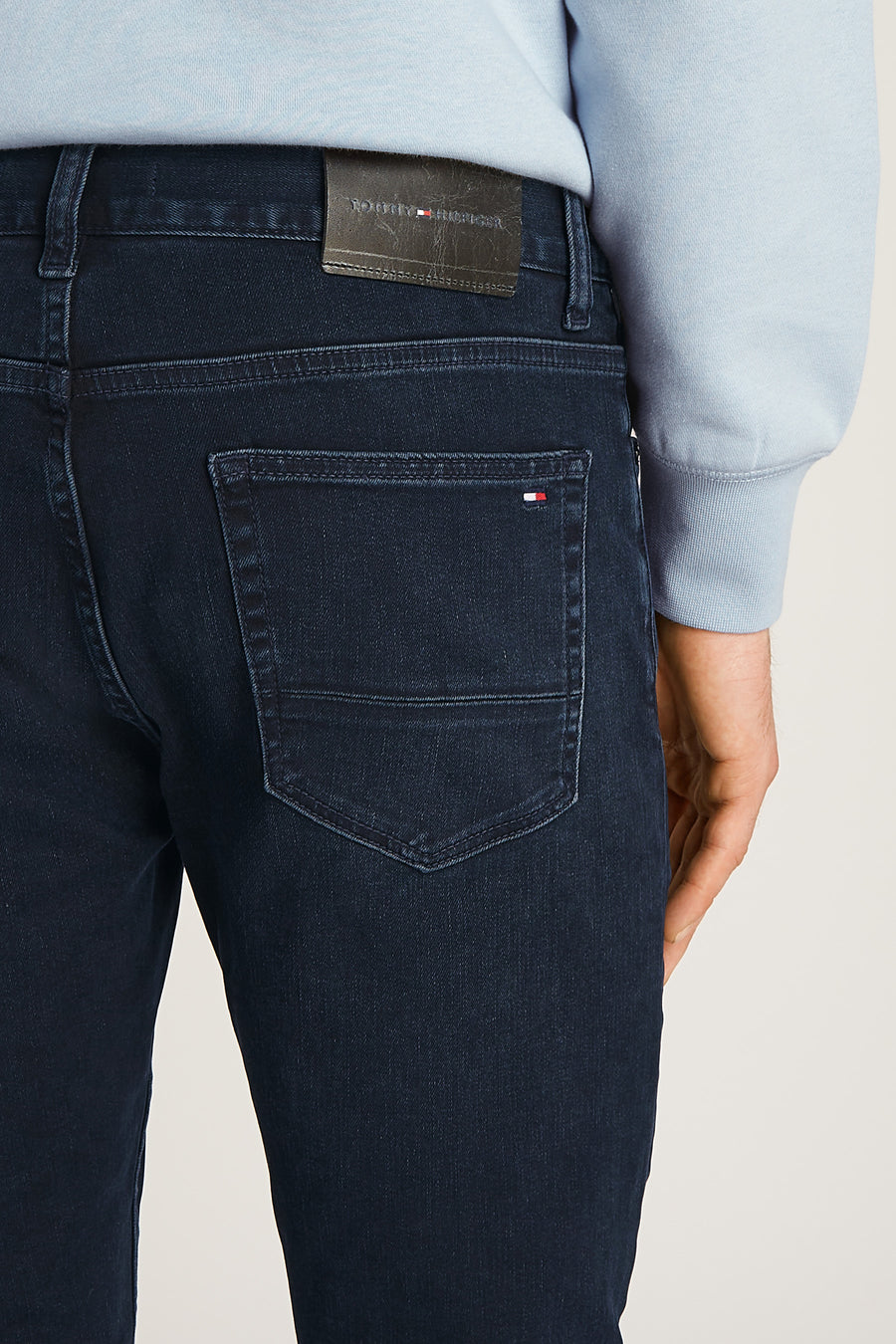 Rechte zwarte denim jeans van Tommy Hilfiger, met een achterzak versierd met een discreet logo.