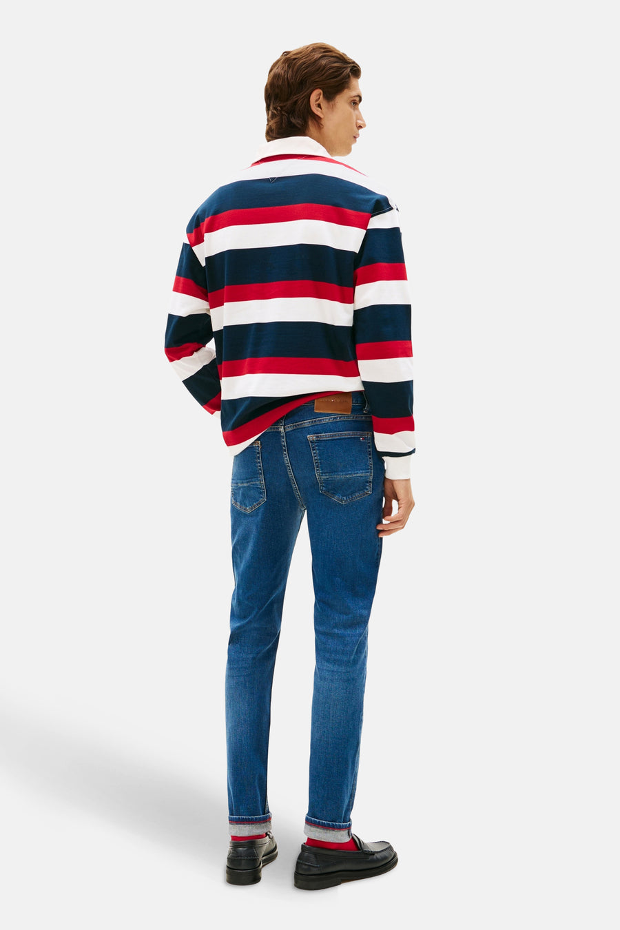 Tommy Hilfiger spijkerbroek in middinblauw denim, rechte pasvorm en klassieke zakdetails.