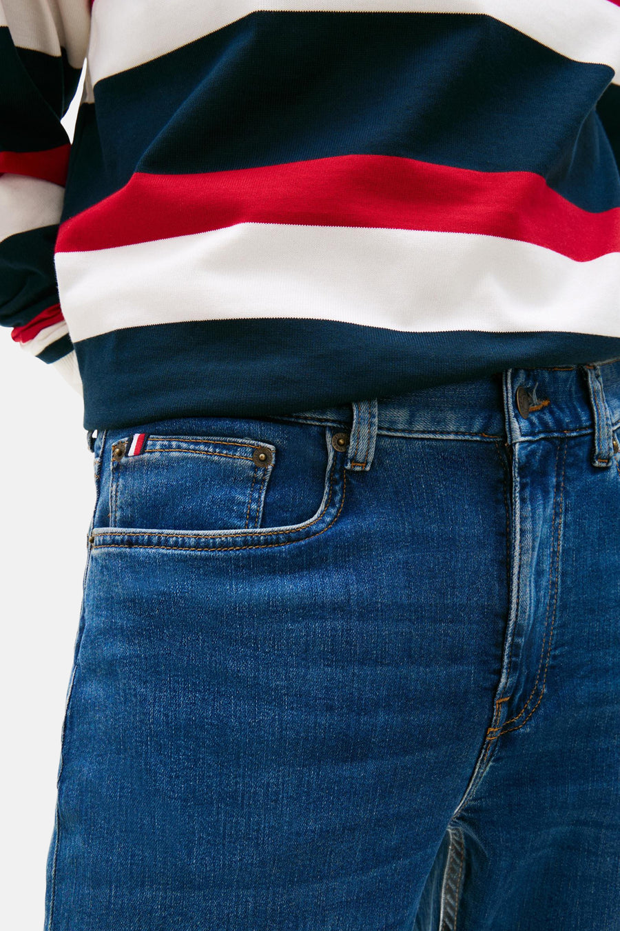 Jean slim bleu moyen de TOMMY HILFIGER, avec poche gousset et détails de couture contrastés.
