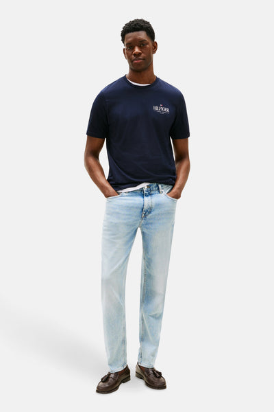 Blauw T-shirt met korte mouwen van TOMMY HILFIGER, gedragen met een verbleekte spijkerbroek en kwast loafers.