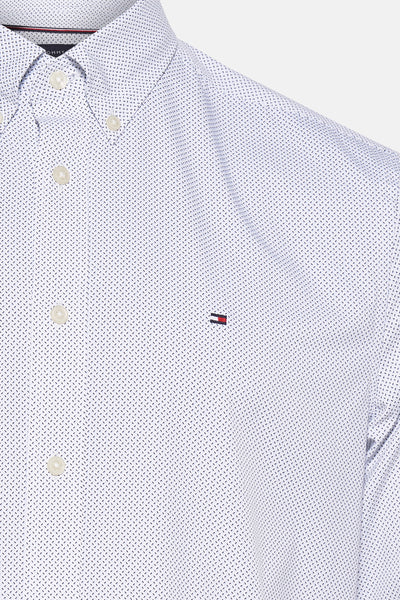 Chemise à manches longues blanche à motifs, de TOMMY HILFIGER, avec boutons et logo discret sur la poitrine.