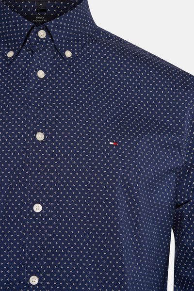 Chemise à manches longues bleue à motif par TOMMY HILFIGER, avec des boutons blancs et le logo subtil de la marque.