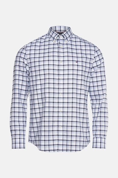 Chemise à manches longues bleue à carreaux de Tommy Hilfiger, avec une coupe classique et des boutons blancs.