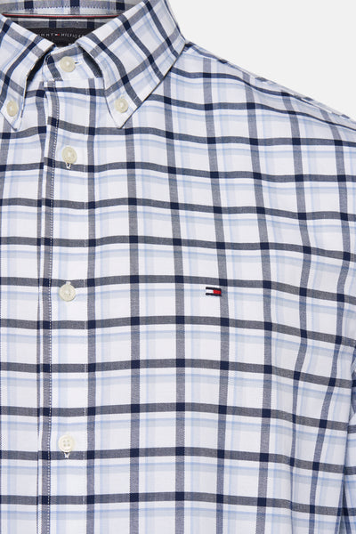 Chemise à manches longues bleue à carreaux by Tommy Hilfiger, avec logo sur la poitrine.