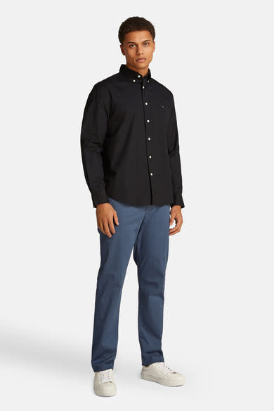 Chemise à manches longues noire de Tommy Hilfiger, avec des boutons blancs et un logo discret.