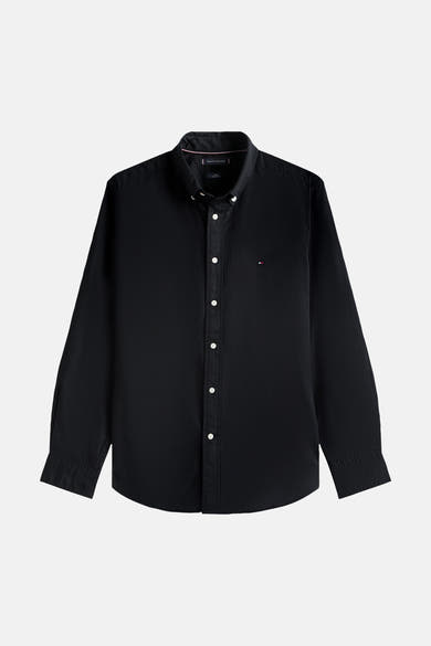 Chemise noire à manches longues Tommy Hilfiger, vue de face, avec col boutonné, boutons blancs et petit logo sur la poitrine.