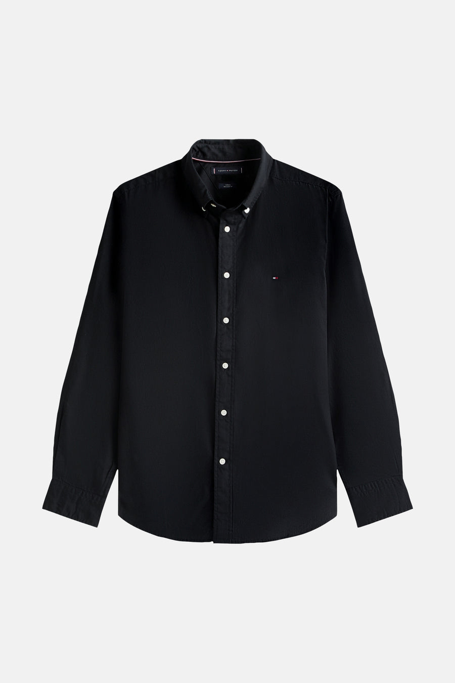 Chemise noire à manches longues Tommy Hilfiger, vue de face, avec col boutonné, boutons blancs et petit logo sur la poitrine.