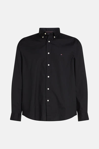 Chemise noire à manches longues de Tommy Hilfiger, boutonnée avec logo drapeau sur la poitrine.