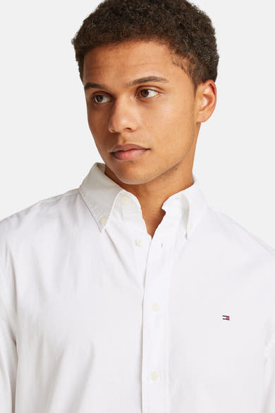 Chemise à manches longues blanche de Tommy Hilfiger avec col boutonné et logo discret sur la poitrine.