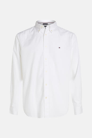 Chemise blanche à manches longues de Tommy Hilfiger avec logo discret sur la poitrine.